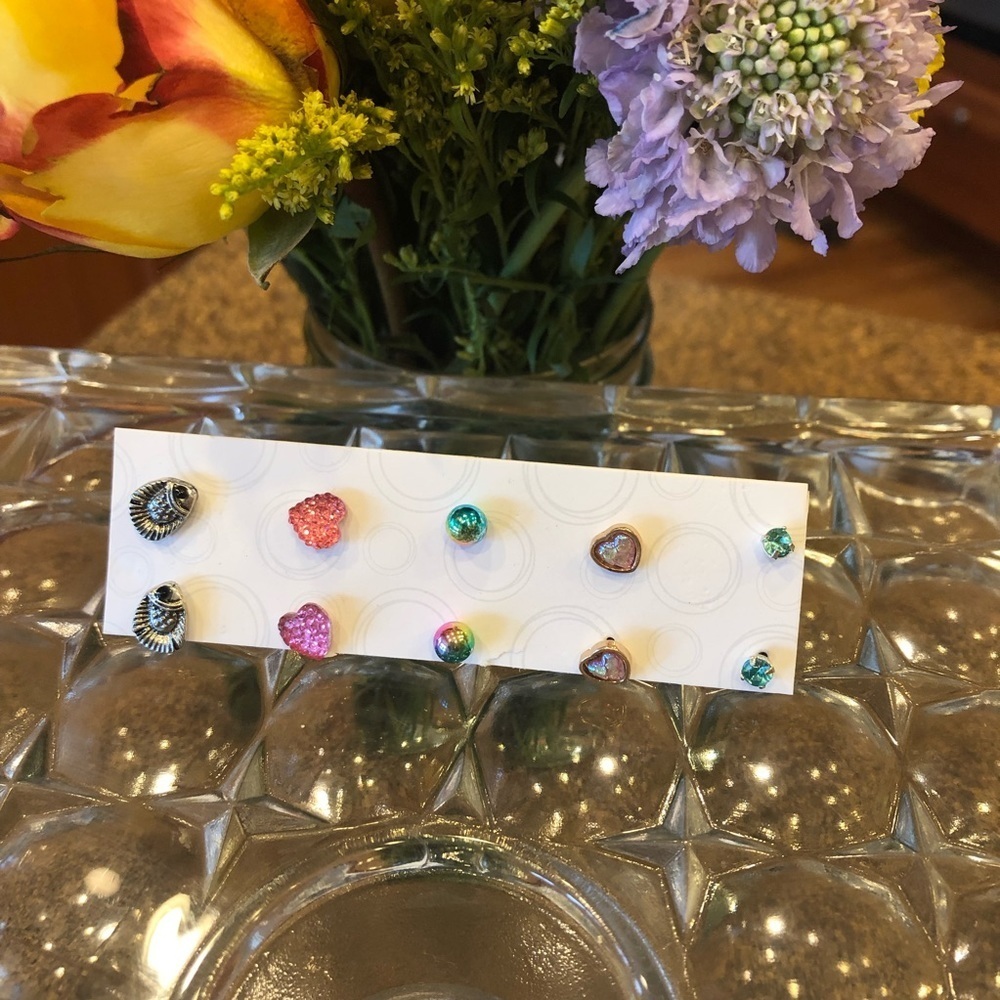 🌸5 pairs of earrings fish, heart, studs‎ NWT